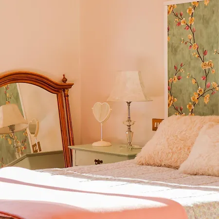 Country Vintage House - With Garden *